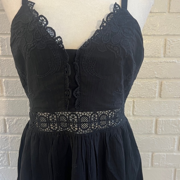 Express cotton sundress with lace trim, peek-a-boo waist & adjustable straps. M. - Picture 3 of 6